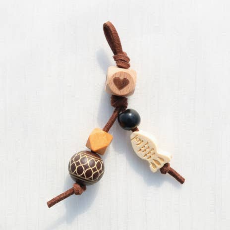 Adornos: llavero con encanto de zapatillas de cuentas de madera para venta al por mayor de Eagle Crest Industries Inc.