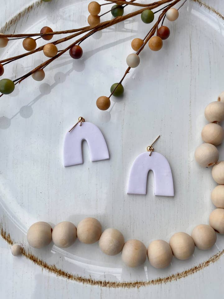 Boucles d'oreilles en argile polymère simple arche pour la vente par Clay + Clover Earring Co.