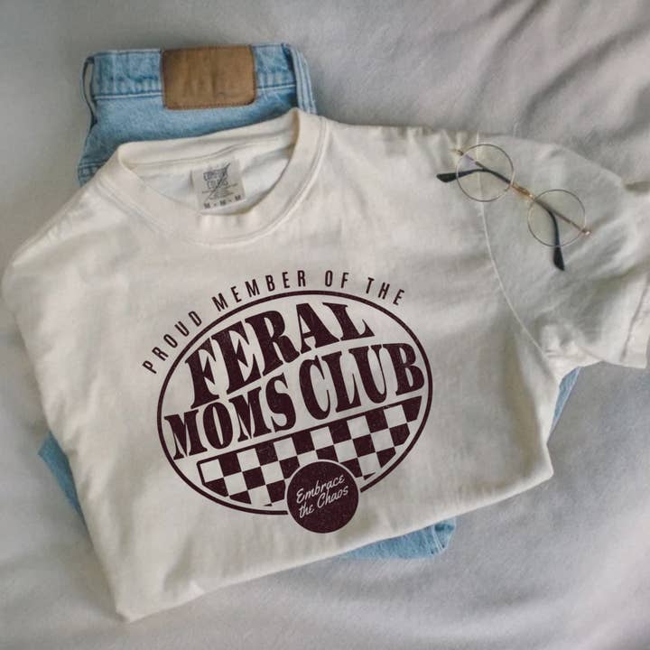 Feral Moms Club ternet komfortfarve T-shirt for engroshandel hos Posh Magnolia Boutique