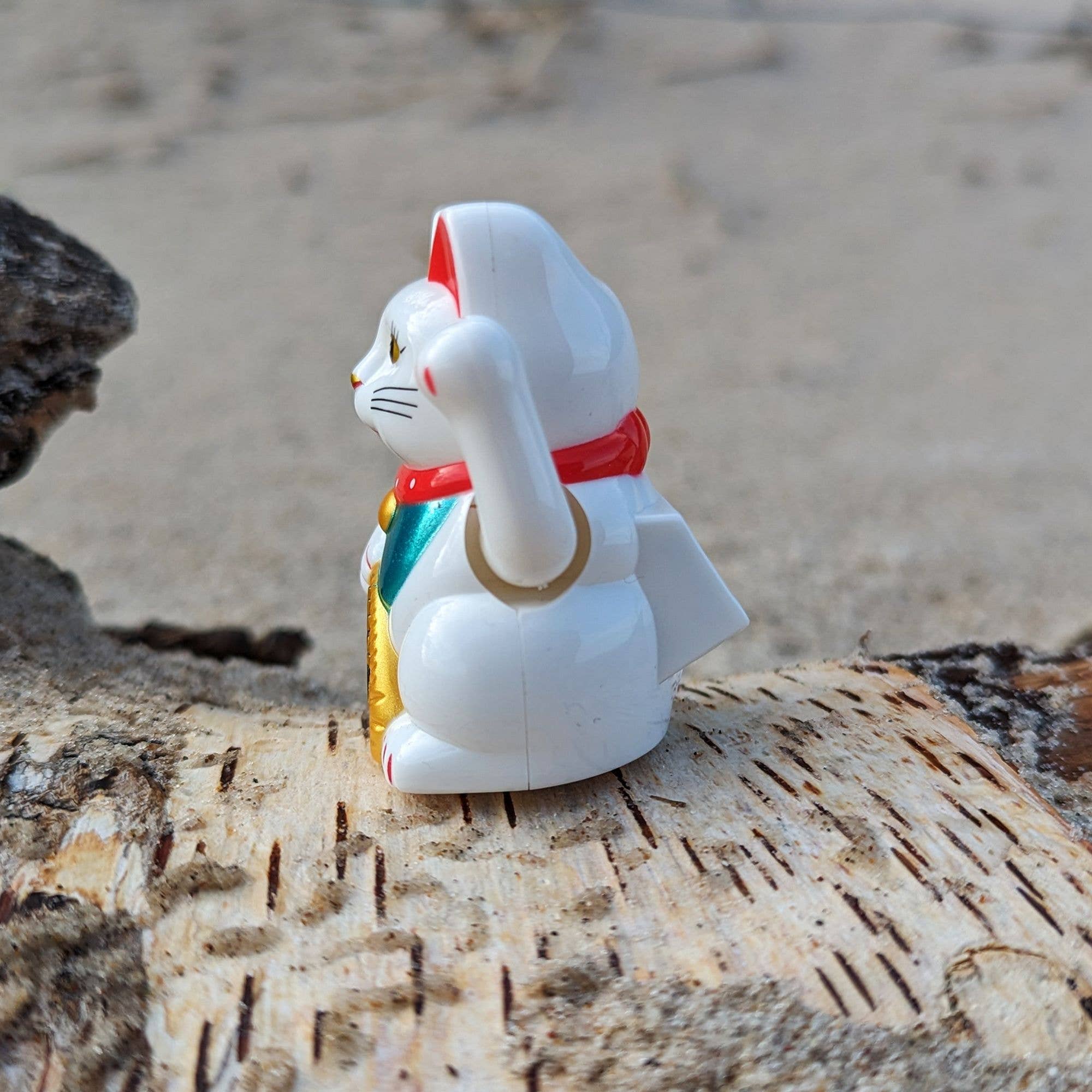 Tribal Trade GmbH – wholesale Decorative figurine – Lucky cat mini Maneki-neko white wave cat solar 5cm9