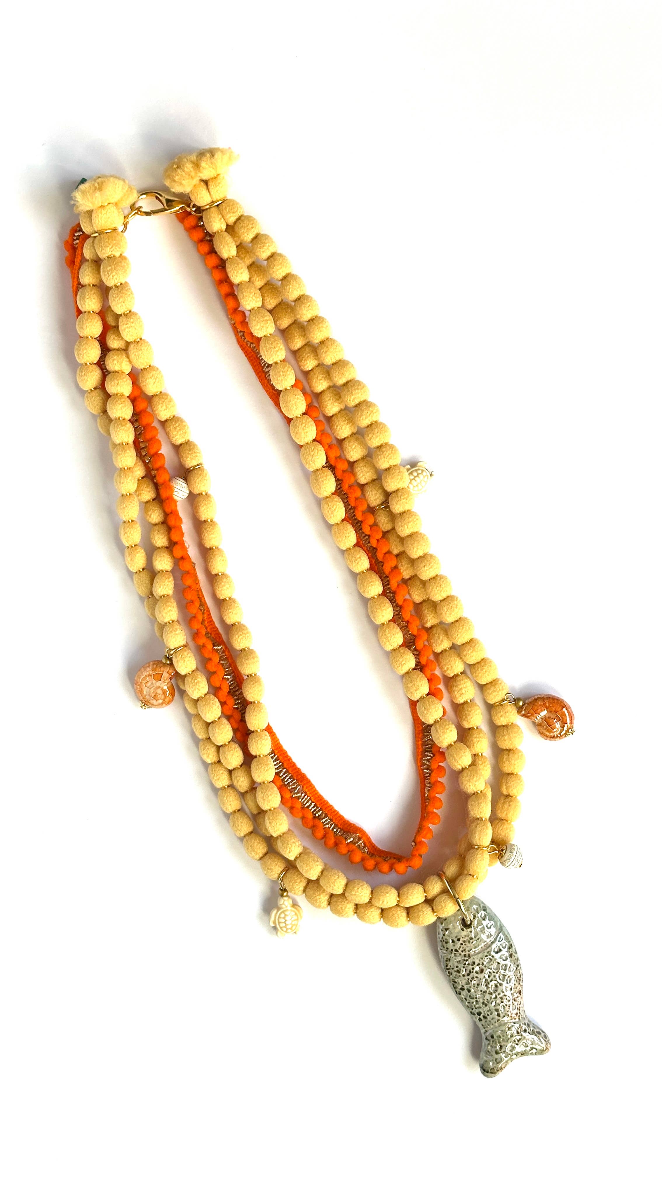 Roselinde – wholesale Pärlband/Pärlhalsband – Konstanz lång halsband med textilband, trä- och keramikkulor4