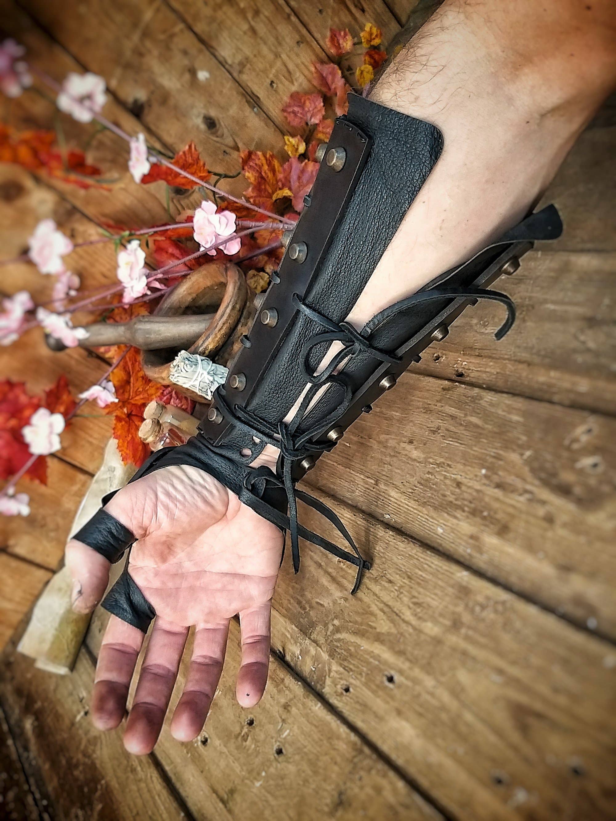 Outcast Props – Großhandel Kostüm – Herren – Samurai Lederarmschützer7