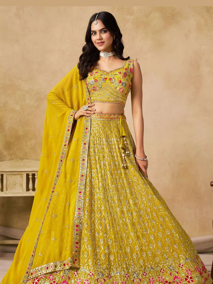 Lehenga Choli en georgette jaune pour mariage et festival indien et pakistanais - Broderie de sequins et de fil pour la vente par HATKE BRIDE
