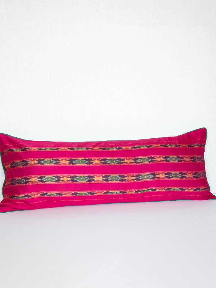 Housse de coussin en soie Ikat Lumber rose Rani pour la vente par Rameti studios