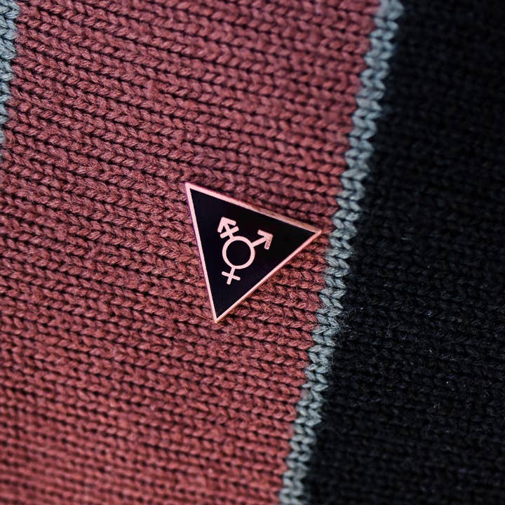 Épinglette en émail Trans Symbol (avec verrou) pour la vente par Office of BS