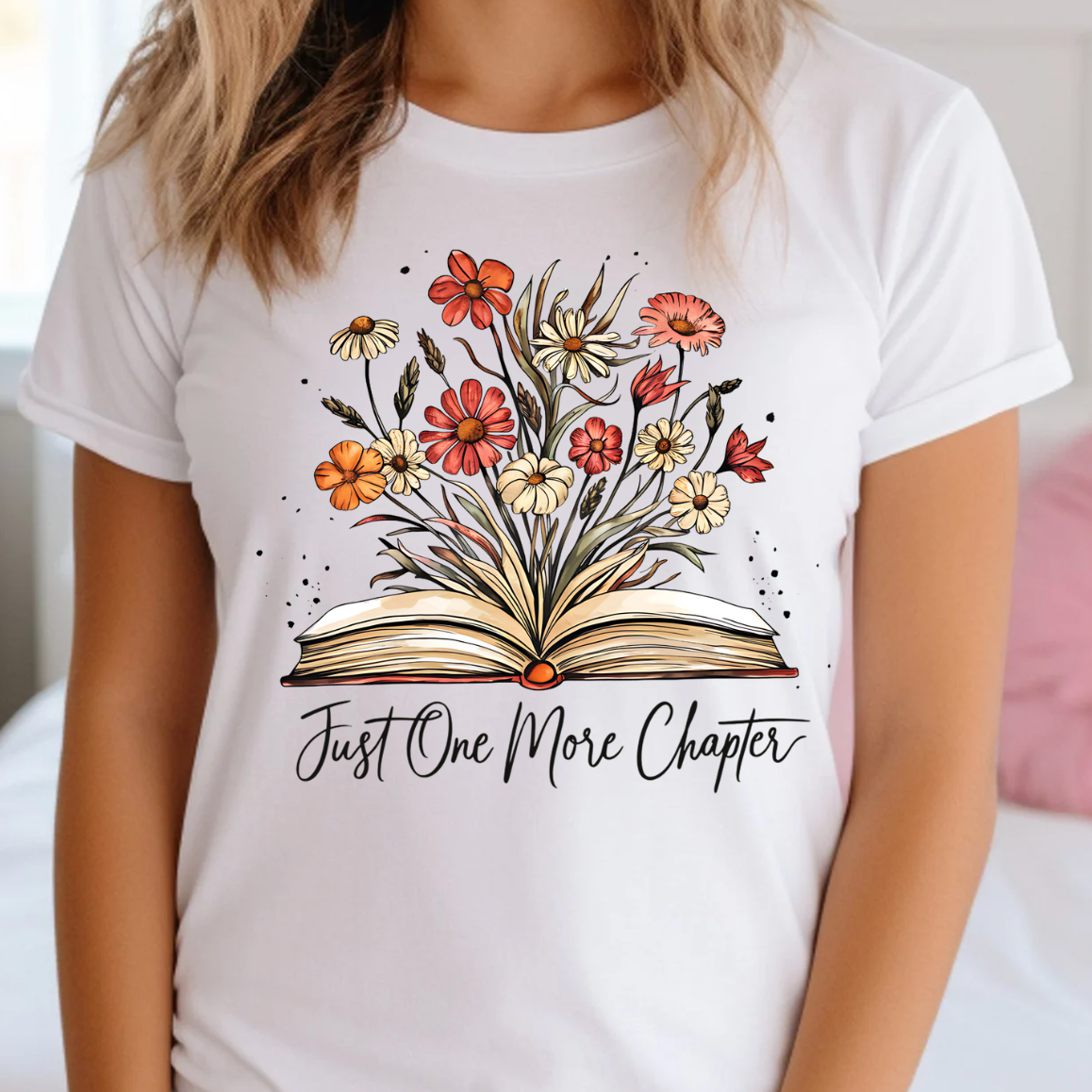 Kiki's Boutique – Engroshandel T-shirt med print - Dame – Just One More Chapter unisex T-shirt med rund hals1