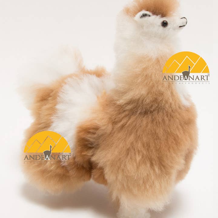 AndeanArt - Venta al por mayor Figura decorativa - Figura de peluche de alpaca de pie con botines 10" - Figura de peluche de alpaca - STOCK EE. UU.