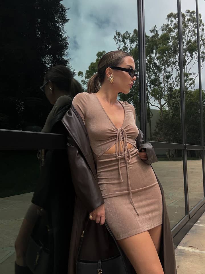 MINI-ROBE DÉCOUPÉE À COL EN V pour la vente par ACOA COLLECTION