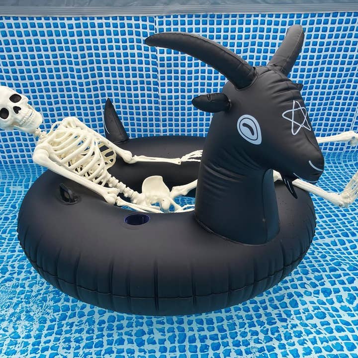 The Pickety Witch – Engroshandel Oppustelige ting – Black Phillip Goat Pool Float - „Svøm lækkert“