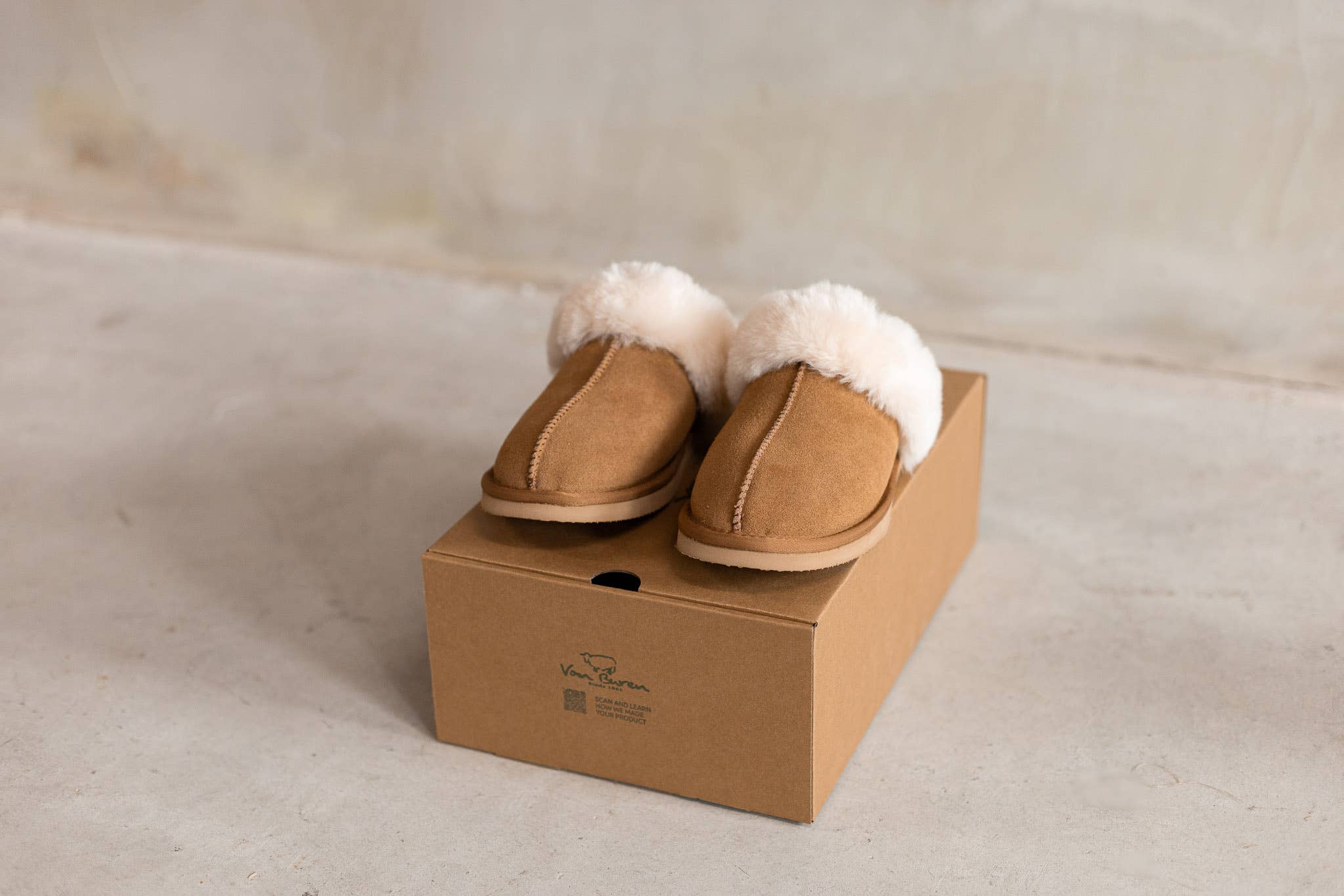 Van Buren – Großhandel Hausschuhe – Damen – Slipper Lumi aus weichem Wildleder mit Wollkragen | Camel | Größe 37-434