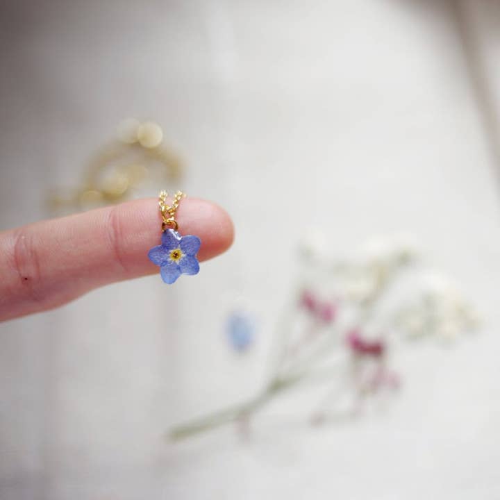 Nordic Flowers – wholesale Pendant/charm necklace – Forget Me Not Single Pressed Flower Resin Necklace