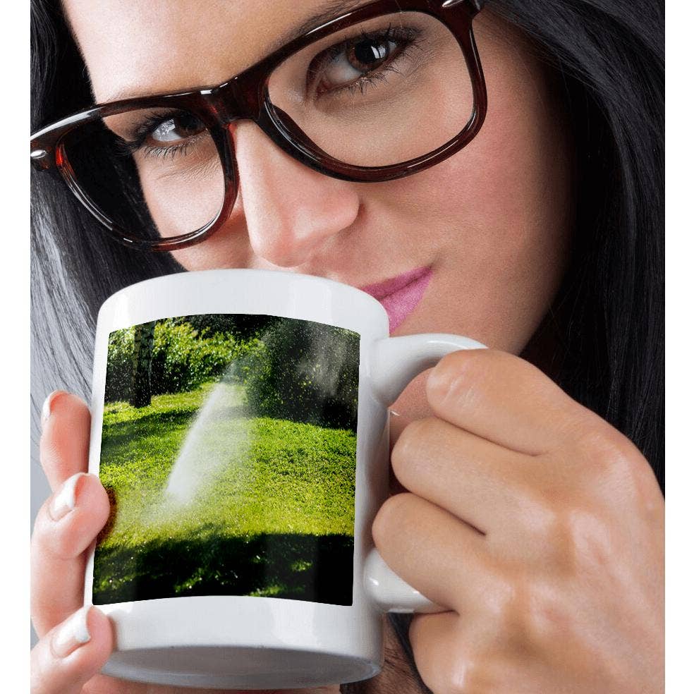 3dRose – wholesale Kaffekoppar – 3dRose, Automatisk sprinklerenhet vattnar parkväxter en varm sommardag, Mugg9