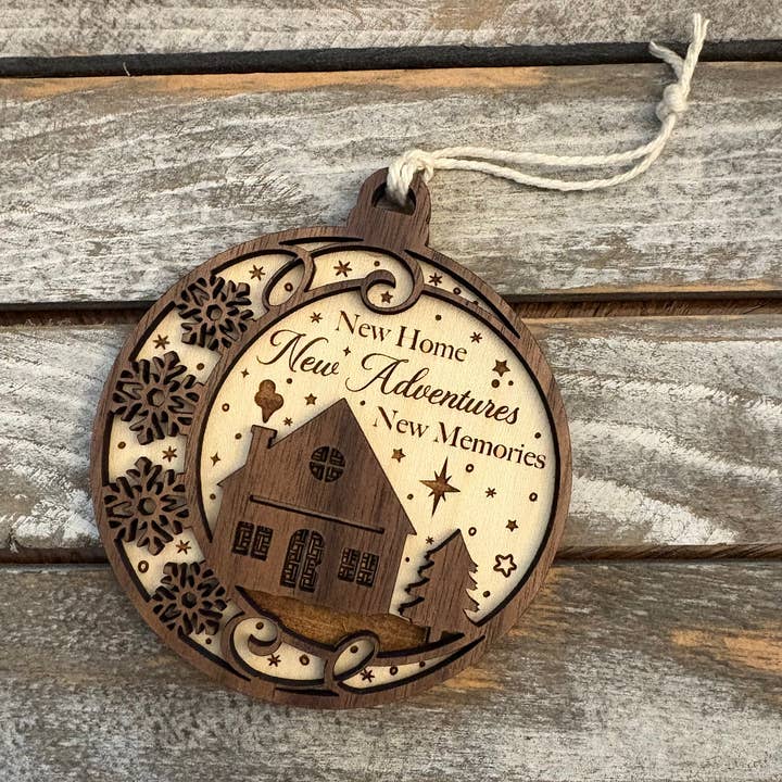 Ornement en bois 2D de Noël, nouvelle maison, PRÊT à EXPÉDIER pour la vente par Chickadee Creations
