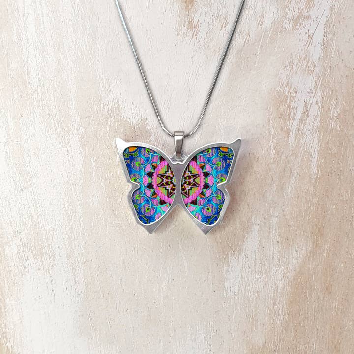 Halskette aus Aluminium mit Schmetterling und Keramik für den Großhandel von Noa Jewellery