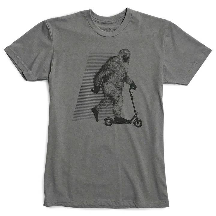 STORY SPARK - Vente T-shirt sérigraphié – unisexe - GO BIG - T-shirt Bigfoot sur une trottinette électrique