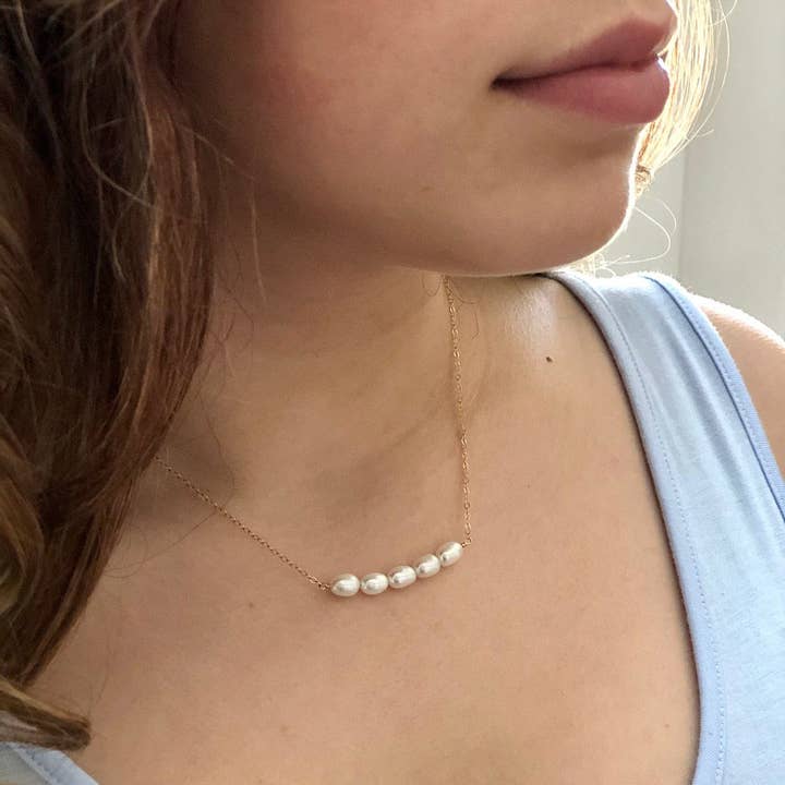 Collier de perles pour bébé pour la vente par Isabelle Grace Jewelry