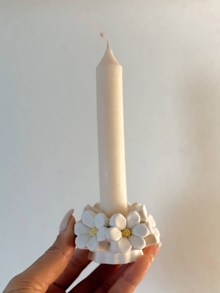 Candelabro margarita hecho a mano en jesmonita para venta al por mayor de My Milky Candle