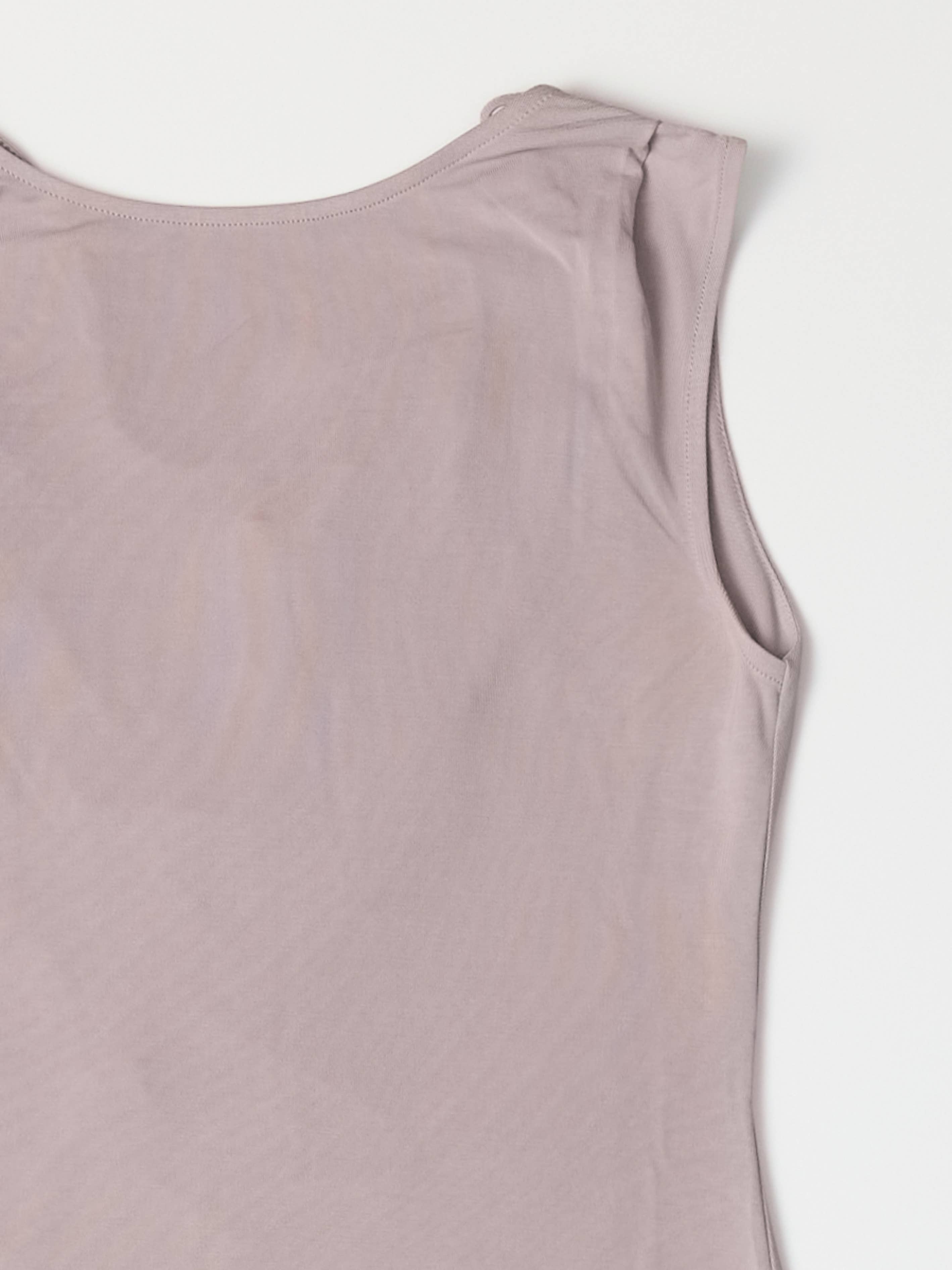 MOD REF – Großhandel Kleid – Damen – Das Benson-Kleid | Strick-Maxikleid mit Wasserfallausschnitt am Rücken7