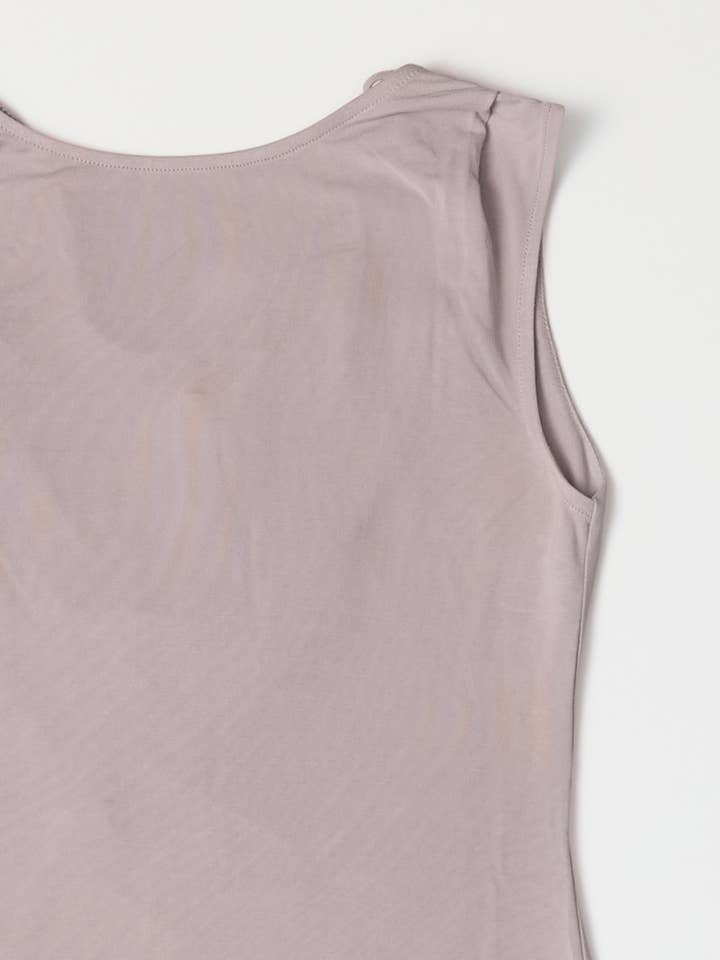 MOD REF – Großhandel Kleid – Damen – Das Benson-Kleid | Strick-Maxikleid mit Wasserfallausschnitt am Rücken7