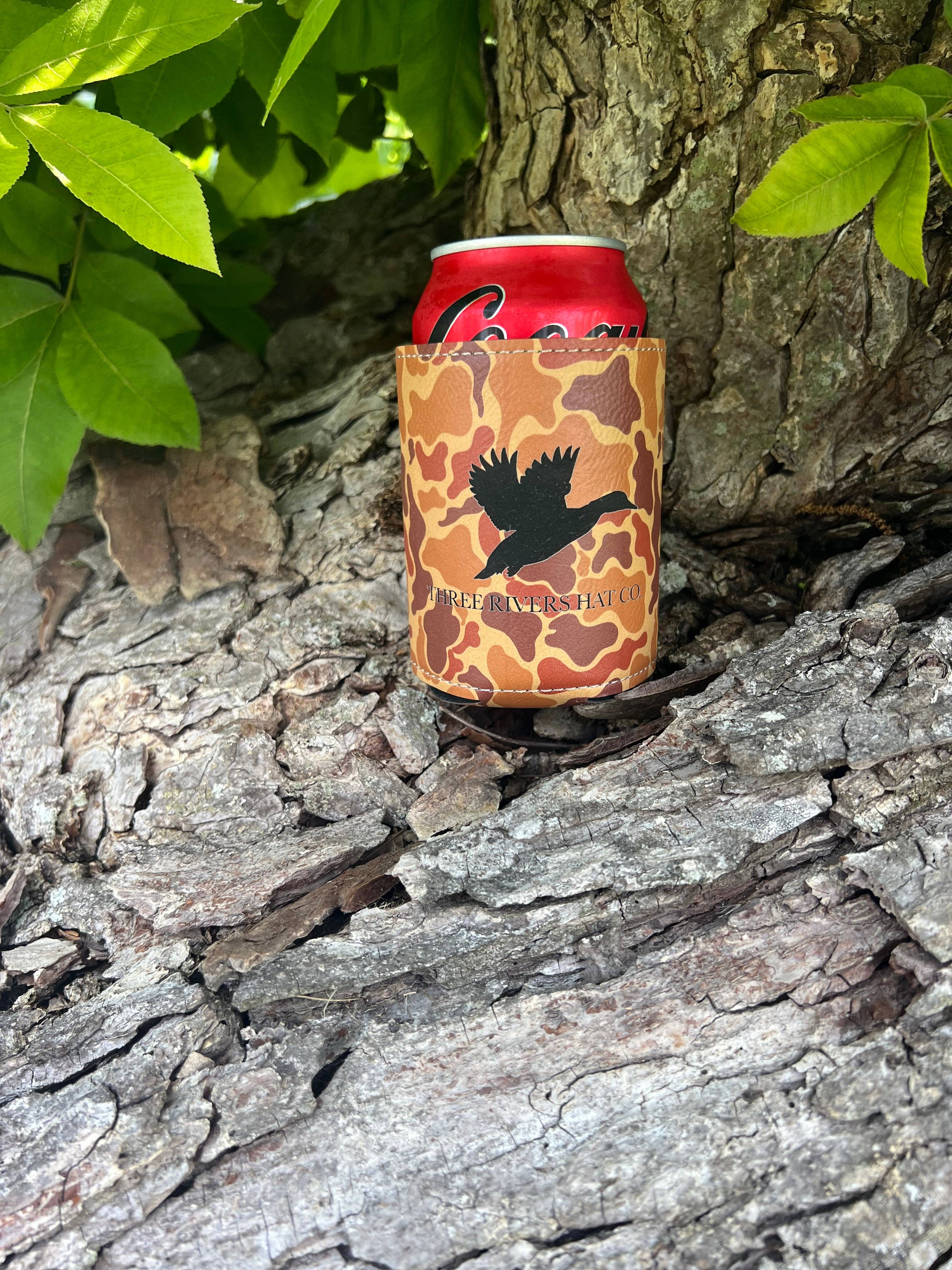 Three Rivers Hat Co. - Venta al por mayor Fundas para recipientes de bebida - Porta latas camuflaje Tres Ríos3