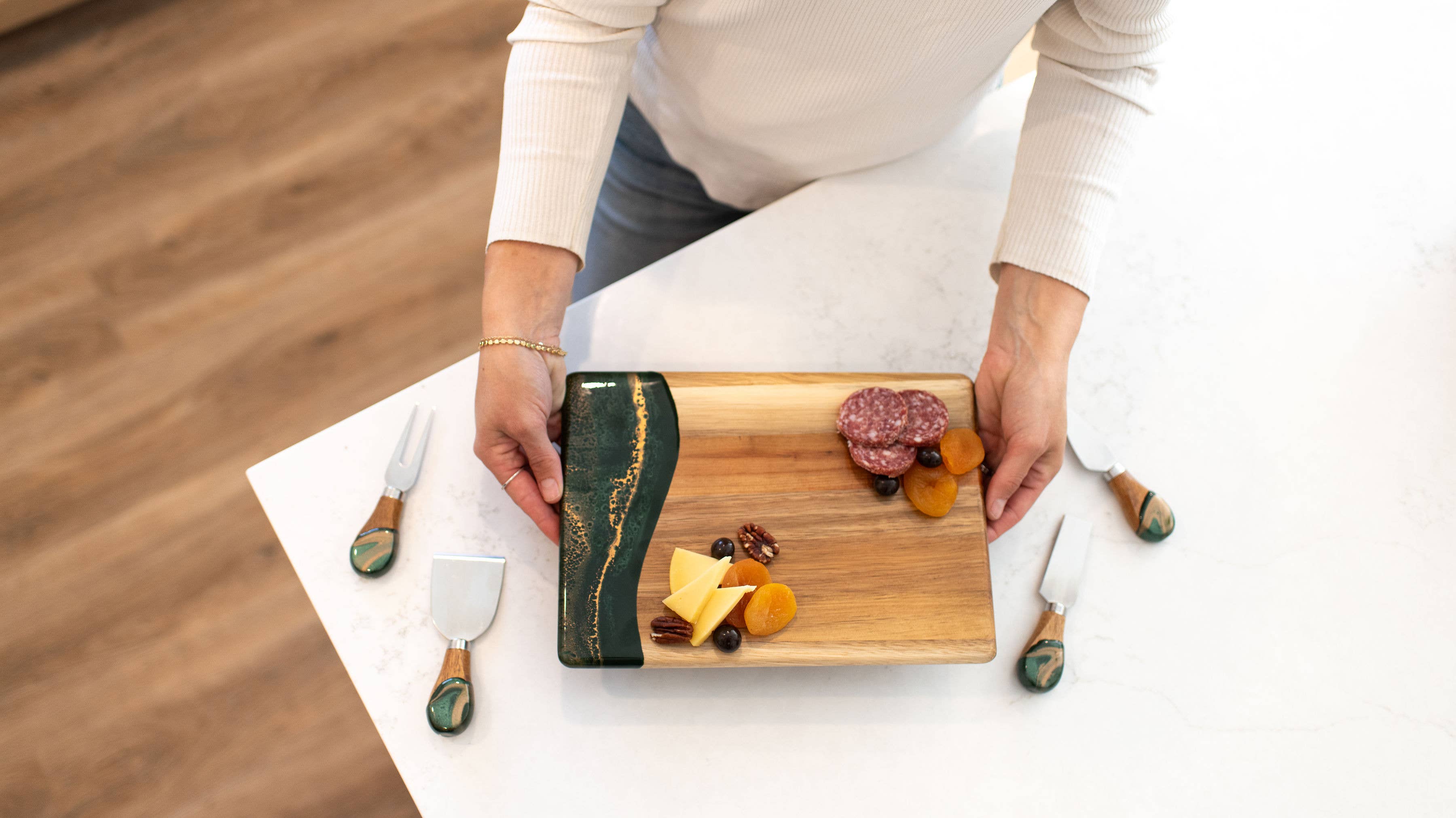 Lynn & Liana Designs - Vendita all'ingrosso Taglieri per formaggio - Tagliere per formaggi e salumi in legno di acacia con resina - No dazi!37