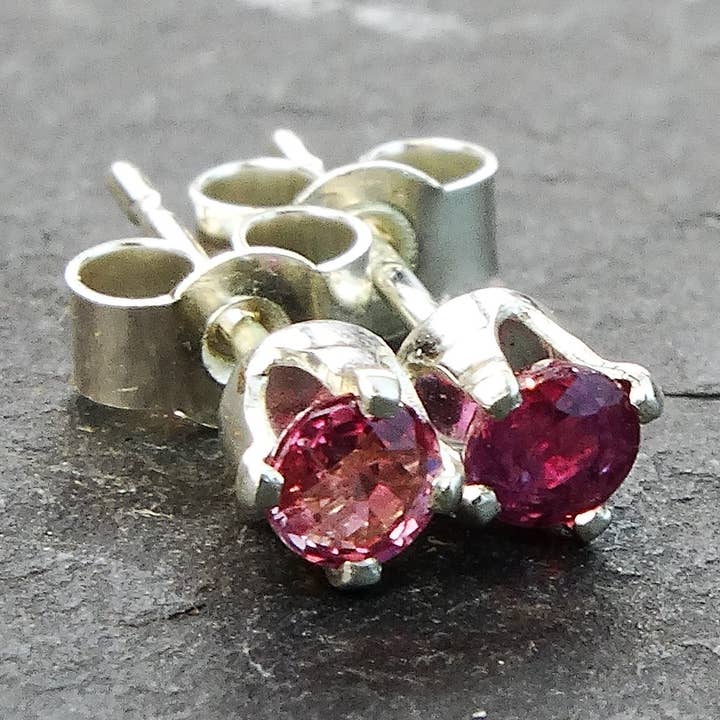 Pendientes de botón de rubí - piedra natal de julio para venta al por mayor de Louella Jewellery