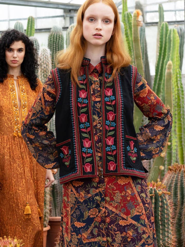 Veste en tissu sergé de viscose noire avec broderie polonaise pour la vente par Pinnacle By Shruti Sancheti