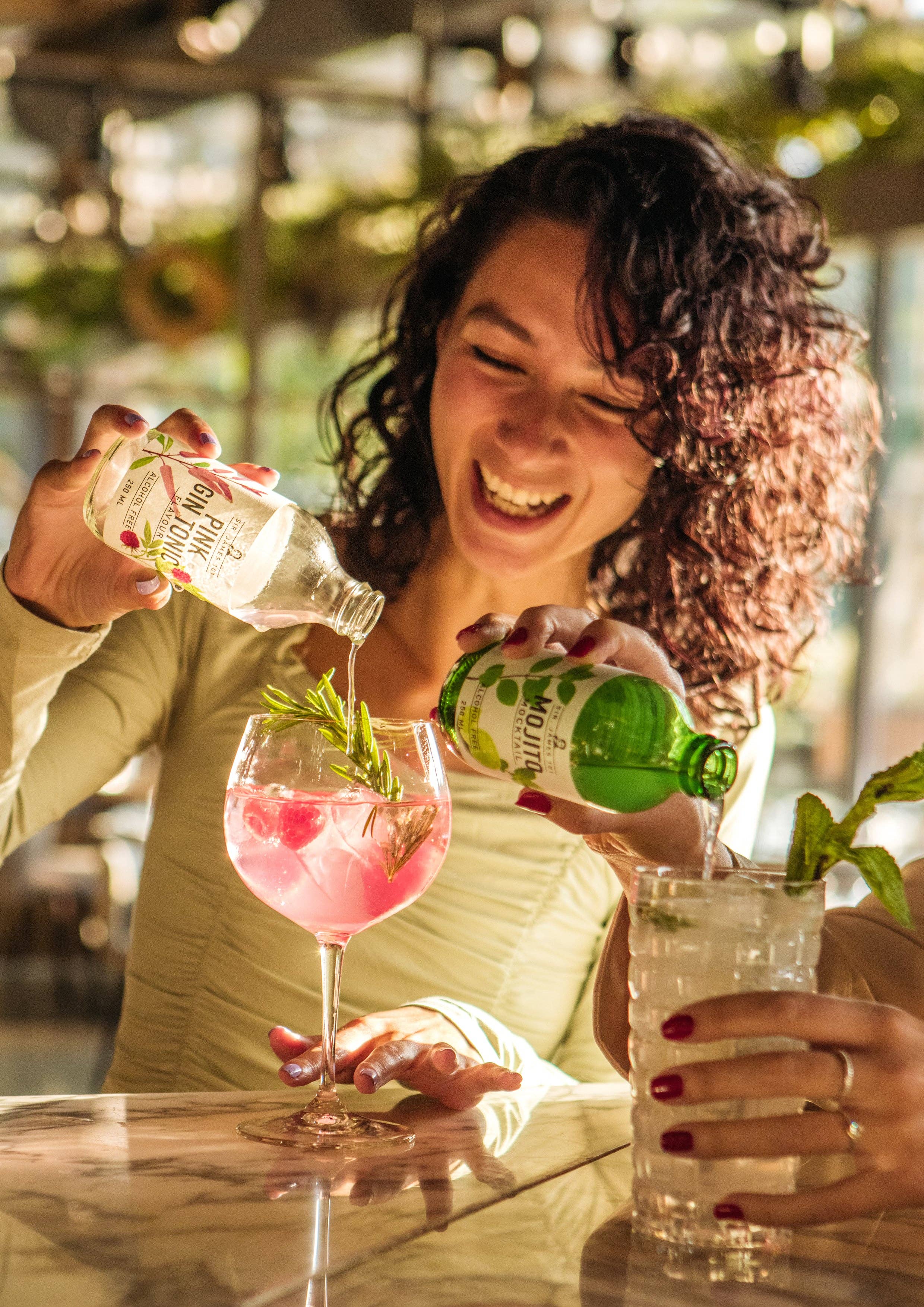 SureShot - Vendita all'ingrosso Aperitivo/Cocktail analcolico - SureShot Sir James Pink Gin Tonic 0% - 250 ml3