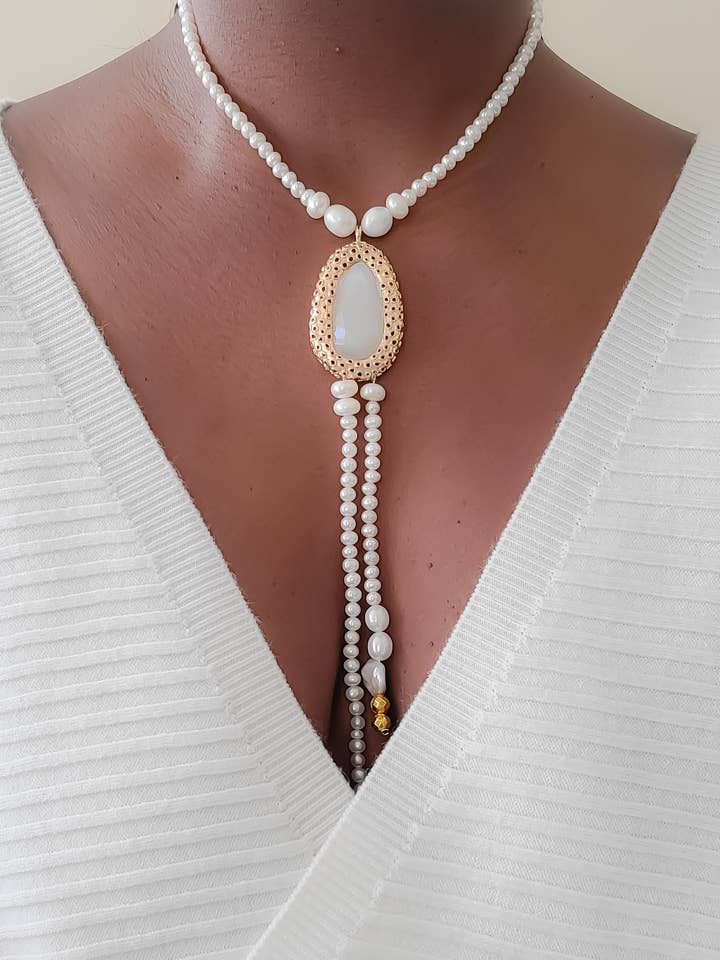 Collier Lariat en perles d'eau douce pour la vente par L. Styles, LLC
