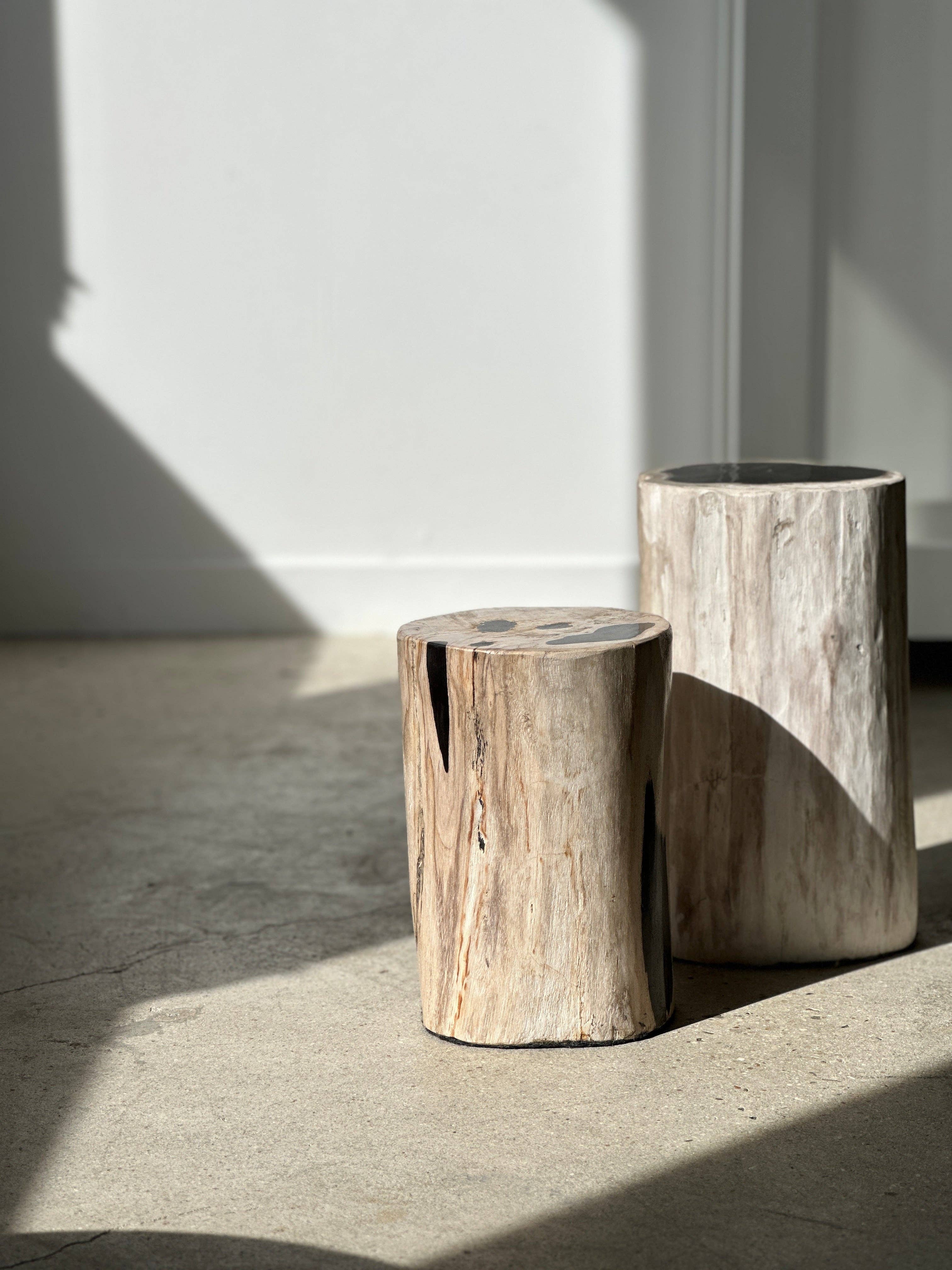 Office Objets - Wholesale Side Table - White petrified wood side table with black spots H:27.5 D:1869