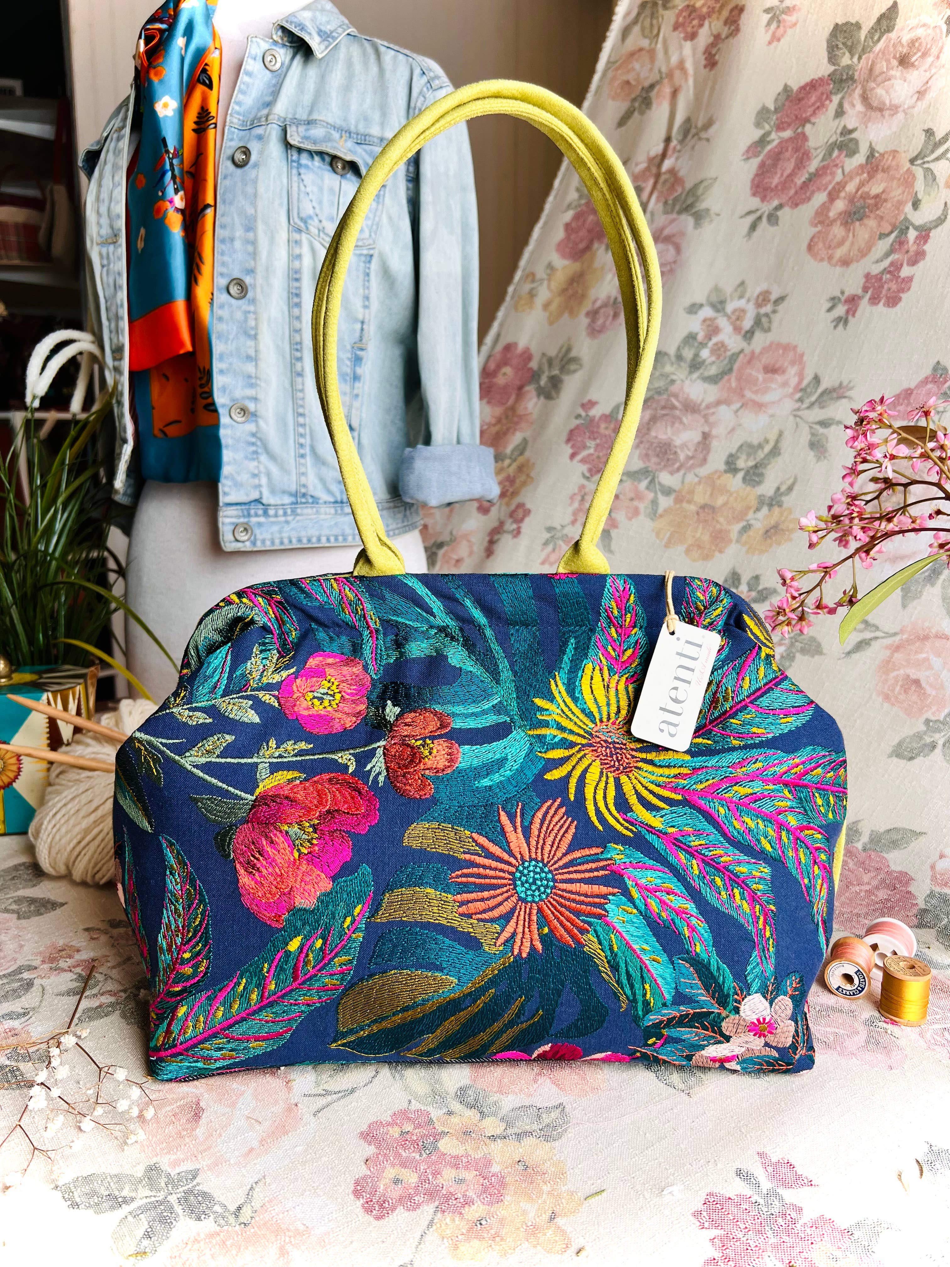 Atenti – Mala com alça superior – Mulher por atacado – Bolsa Doutora Moderna Flora Molly com Armação de Metal e Fecho de Pressão11