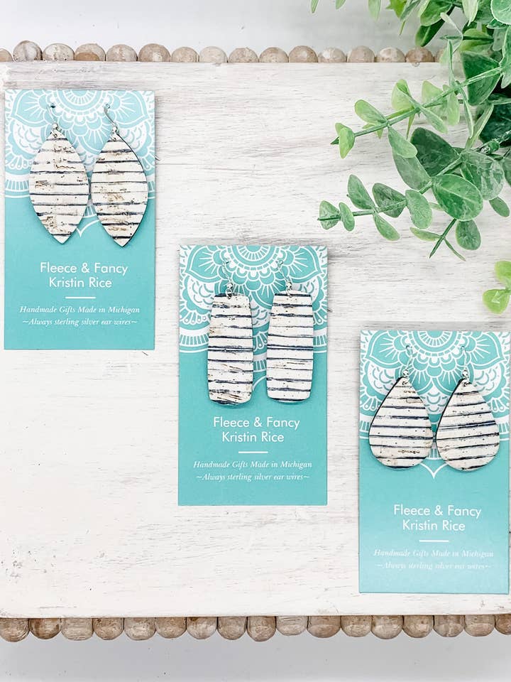 Mini brincos artesanais de risca de giz azul marinho e branco por atacado de Fleece & Fancy