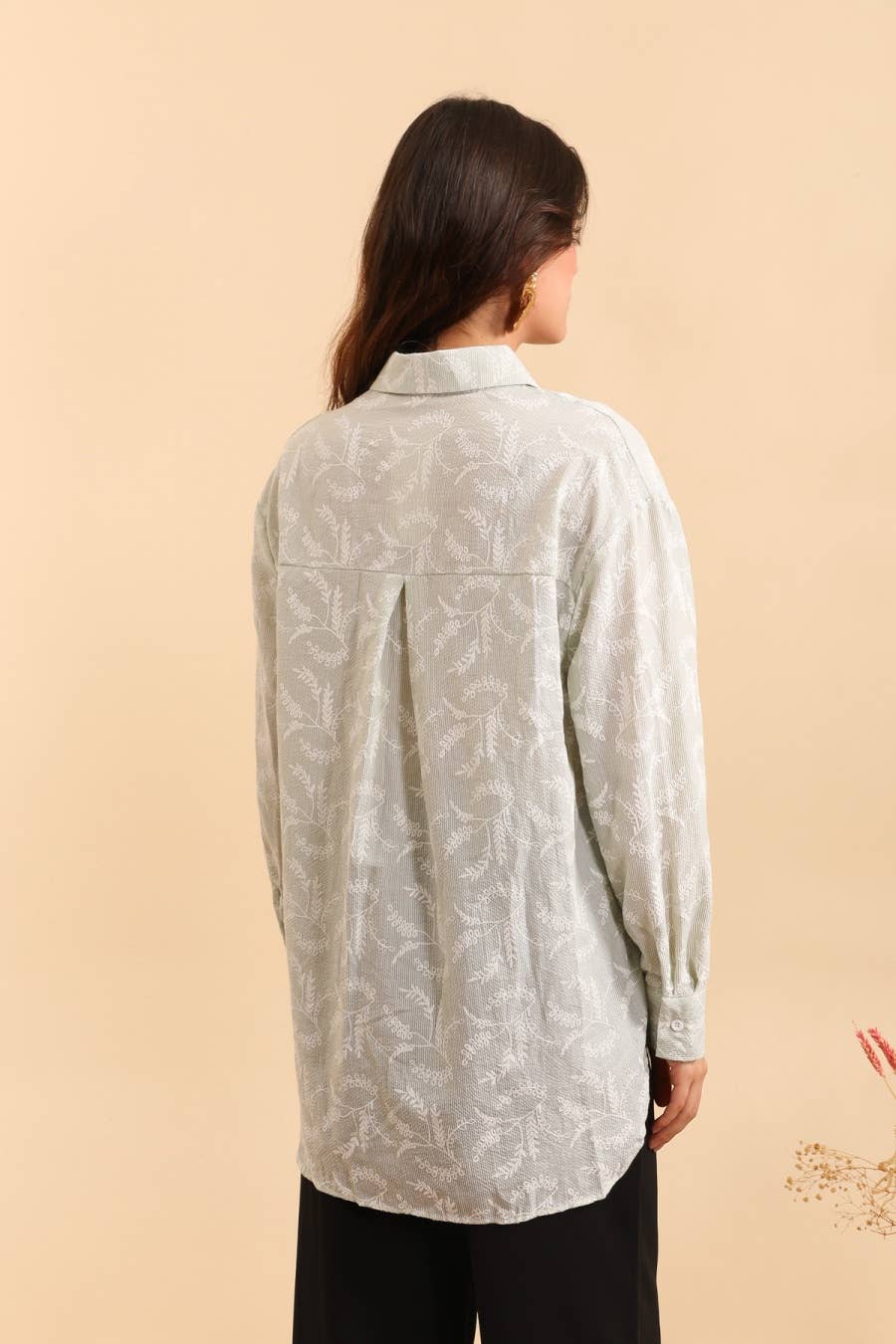MOOYA – Engroshandel Skjorte med buttondown – til kvinder – Oversize skjorte med teksturerede striber og blomsterbroderier L3082