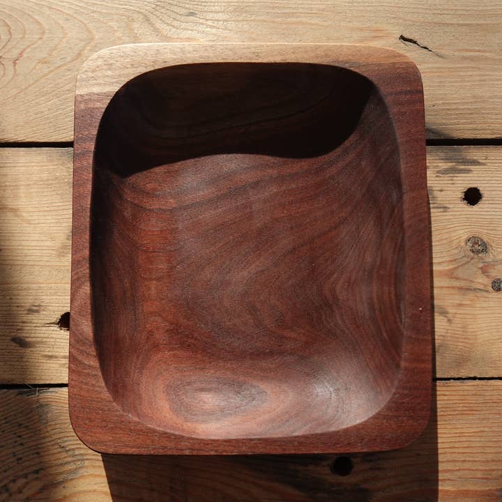 Plateau de charcuterie en noyer de l'Indiana sculpté à la main pour la vente par The Gant Collective