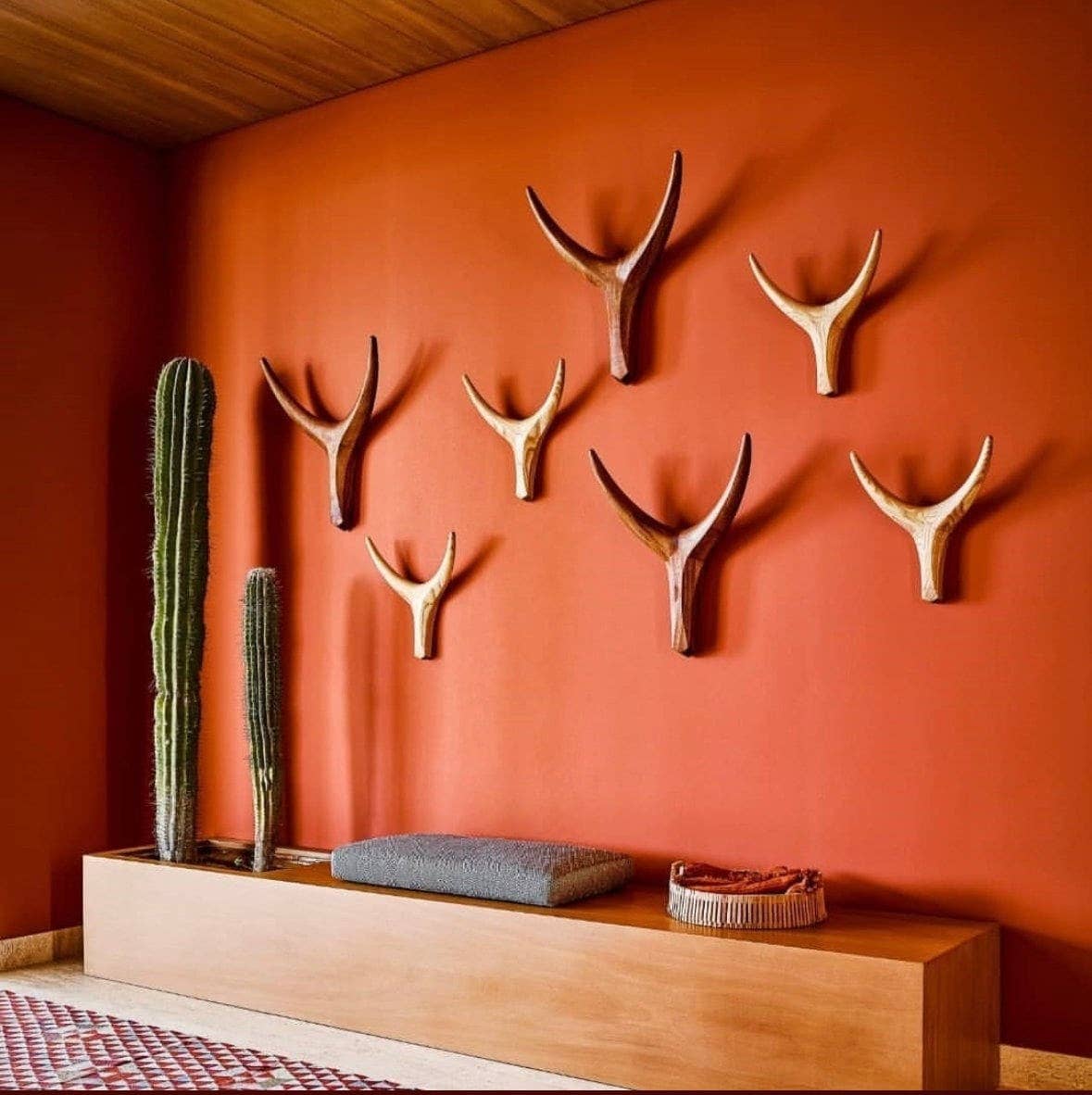 The African Home Goods - Vente Décoration murale - Tête Nguni Noire Iroko | Décoration Murale Tête d'Animal | Décor de Ferme Fait Main - Noir8