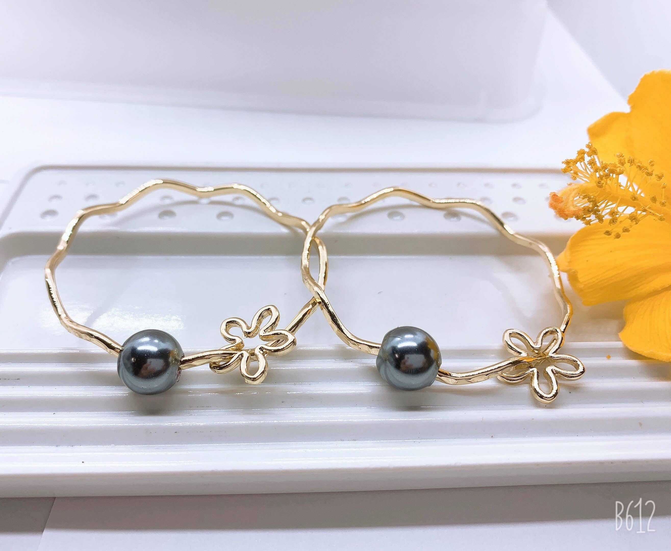 Anela's Jewelry - Wholesale Charm/Dangle Bracelet - Wavy Bangle with Flower Charm and Gray Black Shell Pearl1