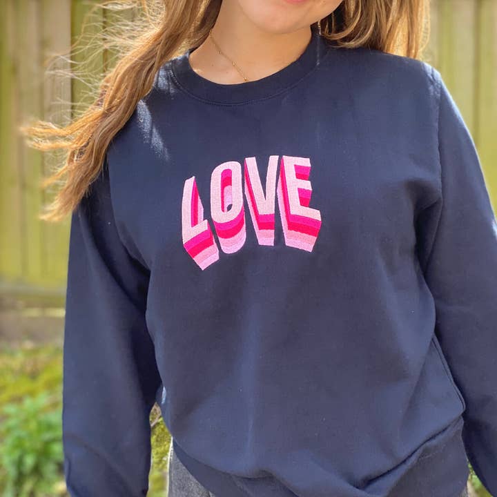 Sudadera Love on Navy bordada para venta al por mayor de Percy and Nell Retail Limited