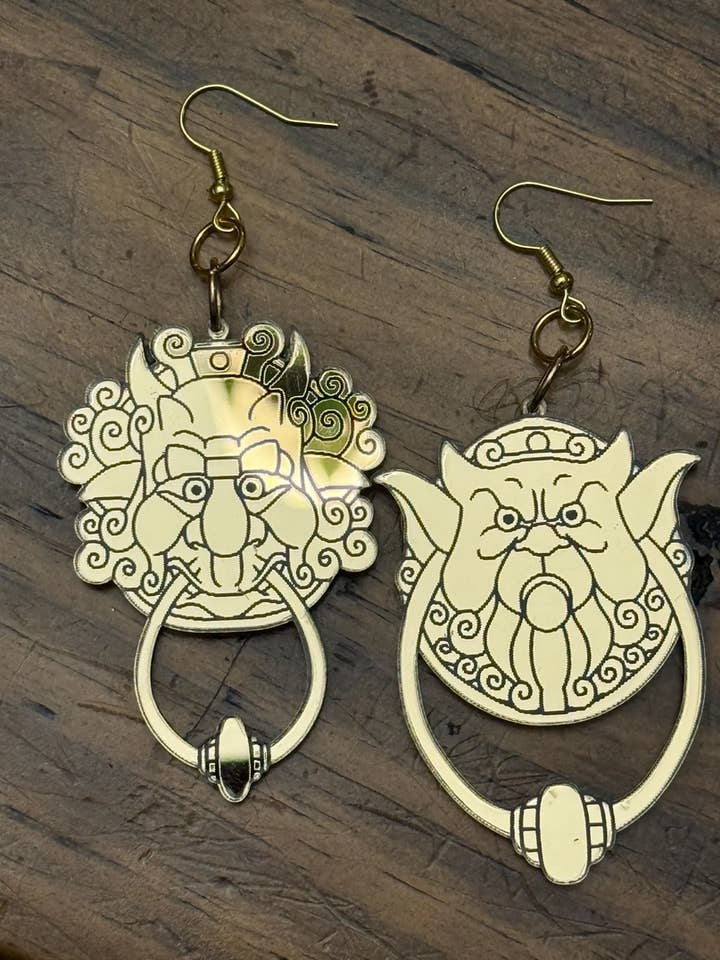 Orecchini in acrilico con battenti delle porte del film Labyrinth per la vendita all'ingrosso da parte di Luna Luma Design