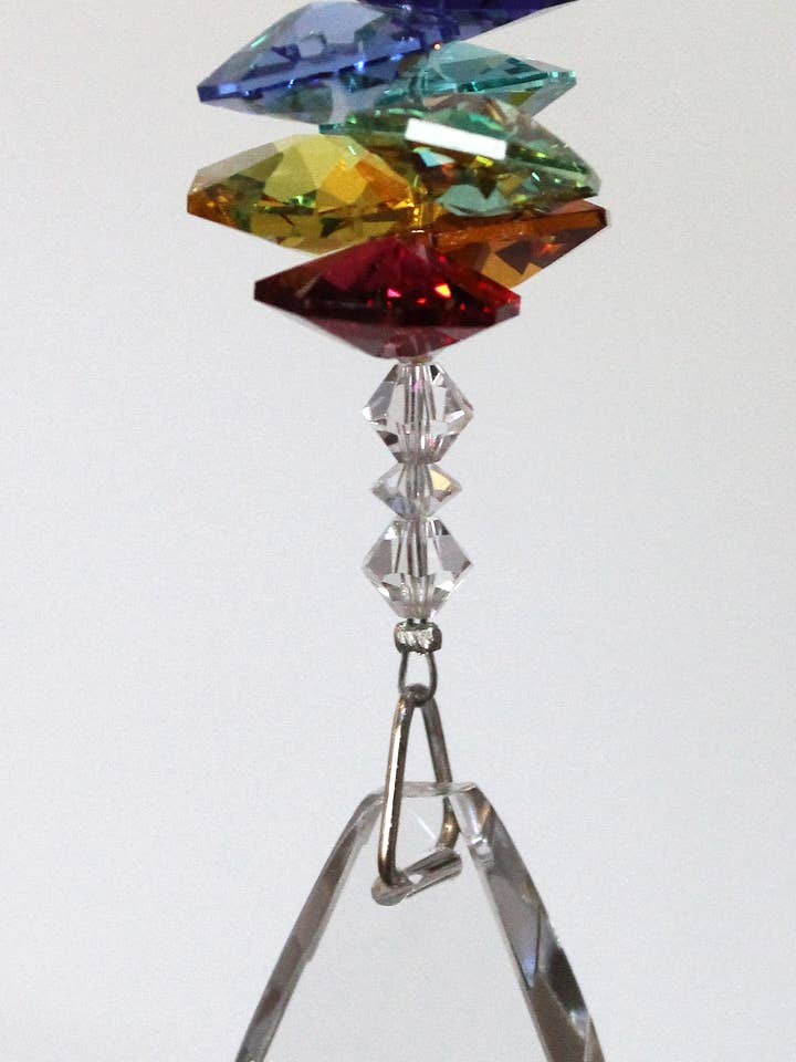 Attrape-soleil à chaîne octogonale Rainbow Chakra avec treillis de 63 mm pour la vente par Silver Deer Crystal