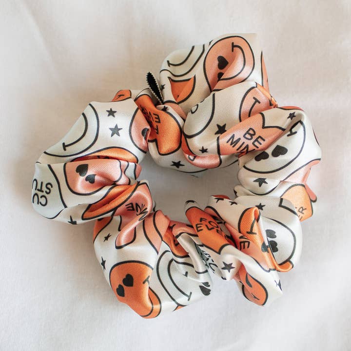 Conversation Hearts Scrunchie für den Großhandel von Luca and B