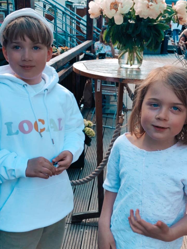 Felpa con cappuccio «LOCAL» (bianca) per la vendita all'ingrosso da parte di quatschbanane