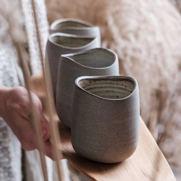 Steinsammlung SHELL Tassen — auf der Töpferscheibe gedrehtes organisches Steinzeug für den Großhandel von LAIMA CERAMICS (SIA Radosa Apvieniba Spares)