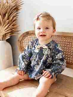 Yo Baby – Großhandel Strampler – Baby – Langarm-Baby-Strampler mit grauem Blumendruck auf der Vorderseite und Spitze: Säugling: Baby