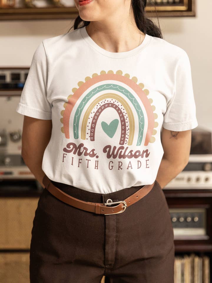 Rainbow Teacher T-shirt med tilpasset navn og karaktergaveidé til Back To School for engroshandel hos Fashion Within Boutique