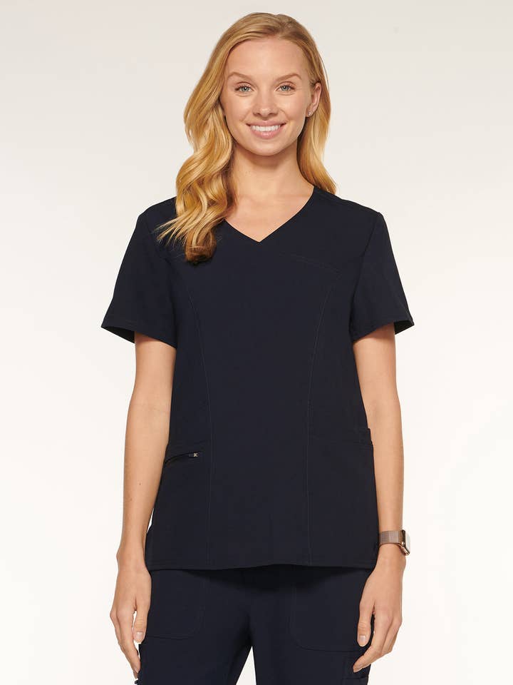 Aura Naturale - Venta al por mayor Uniforme de sanidad - Mujer - Blusa de mujer coral con falso cruzado y 6 bolsillos para uniforme médico (94003)