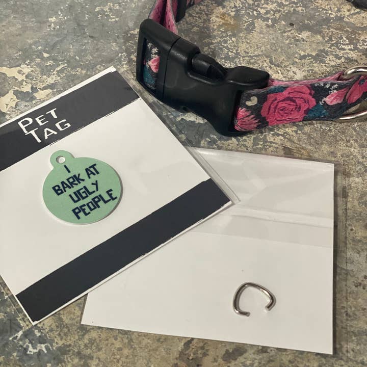 Etiqueta metálica para mascotas «Bark at Ugly People» para venta al por mayor de Crooked Halo