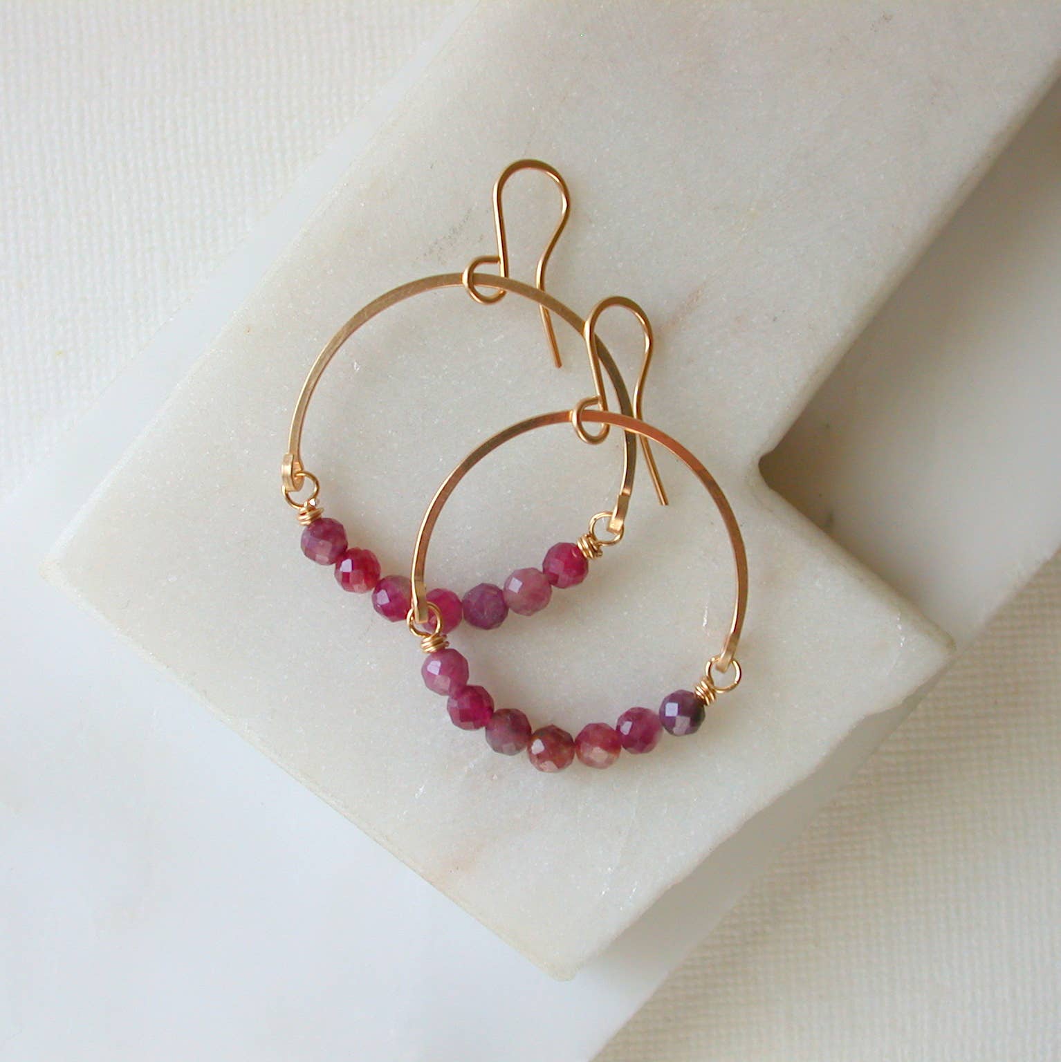 Linda Trent Jewelry – Großhandel Ohrhänger – Edelstein-Creolen. 14k Goldfüllung. Stein wählen.7