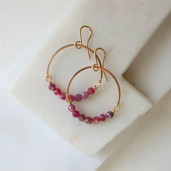 Linda Trent Jewelry – Großhandel Ohrhänger – Edelstein-Creolen. 14k Goldfüllung. Stein wählen.7