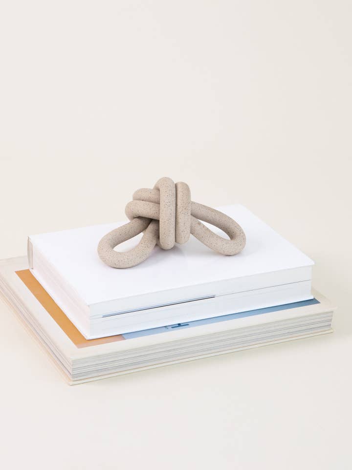 Nœud à double boucle, sable pour la vente par Virginia Sin