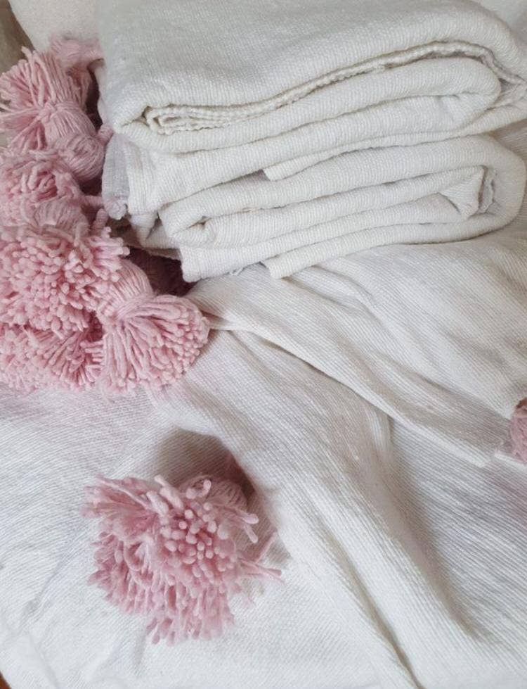 marrakeshop - Vente Plaids - Plaid marocain premium fait main avec pompons et franges23